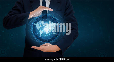 Smart Phone e il Globe collegamenti di comunicazione insolito mondo Internet imprenditori, premere il tasto telefono per comunicare in Internet. Spazio messo pasticcio Foto Stock