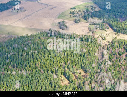 Immagine aerea di nuvole e paesaggio forestale vicino a Stoccolma l'aeroporto di Arlanda in Svezia in Aprile. Foto Stock