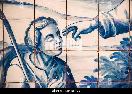 Museo delle piastrelle del Portogallo, dettaglio di un grande pannello azulejo raffigurante una scena biblica nel Museu Nacional do Azulejo a Lisbona, Portogallo. Foto Stock