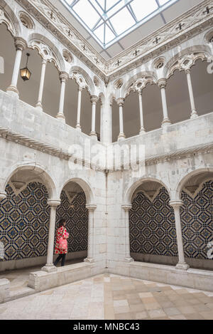 Portogallo piastrelle museo, vista di un turista a piedi attraverso un chiostro nel cortile centrale del Museu Nacional do Azulejo a Lisbona, Portogallo. Foto Stock