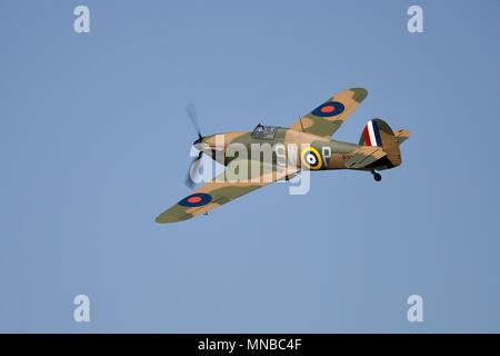 Hawker Hurricane P3717 superstite della Battaglia di Bretagna battenti a Shuttleworth Season premiere, celebrando il centenario della Royal Air Force Foto Stock