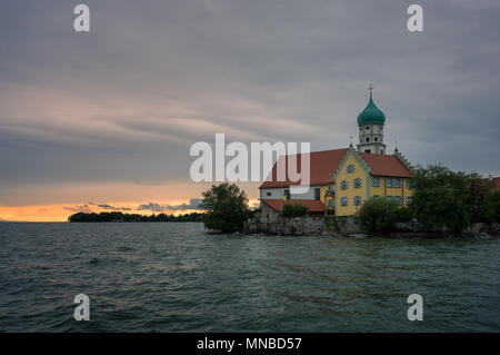 Il lago di Costanza - Wasserburg am Bodensee. Chiesa parrocchiale Sankt Georg. Wasserburg am Bodensee. Katholischer Pfarrkirche Sankt Georg. Foto Stock