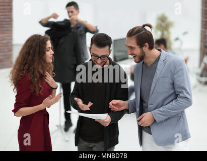 Gruppo di progettisti di discutere gli schizzi. Foto Stock