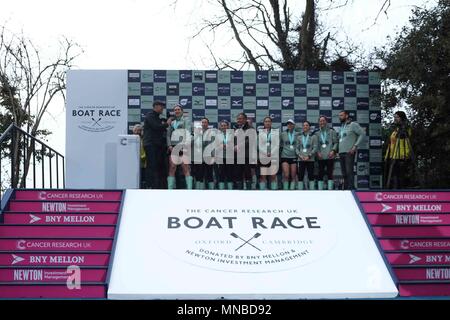 Cambridge University Boat Club di festeggiare la conquista la donna della gara in barca sul fiume Tamigi a Londra, nel Regno Unito il 24 marzo 2018. Foto Stock