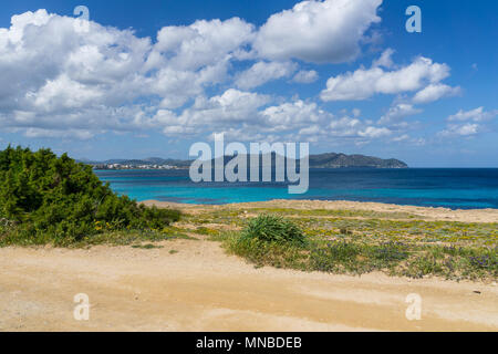 Mallorca, costiere sentiero di sabbia lungo le belle spiagge dell'isola orientale Foto Stock