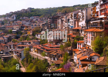 Tipica architettura,storiche case medievali,città vecchia street view con gli edifici colorati a Veliko Tarnovo, Bulgaria Foto Stock