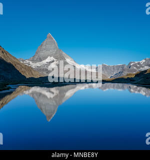 Vista sul Cervino si riflette nel lago Riffelsee, vicino a Zermatt, Svizzera. Foto Stock