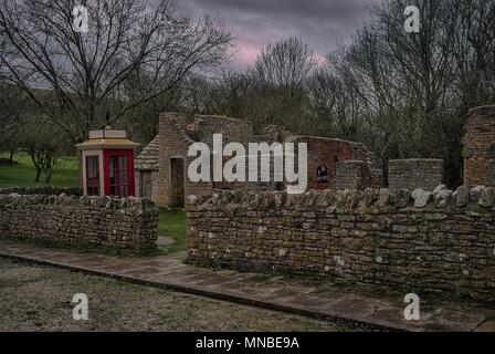 Edifici Abandonded nel villaggio fantasma di Tyneham nel Dorset, Regno Unito Foto Stock