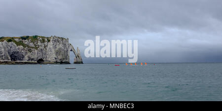 Famose scogliere di Étretat in Normandia Foto Stock