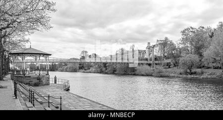 Riverbank con Victorian bandstand e vista della città di Chester, Queens Park Bridge 1923, una sospensione ponte attraverso il fiume Dee, Chester, Inghilterra, Regno Unito. Foto Stock
