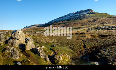 Vista sulle vette Pen-y-Ghent in Yorkshire Dales in Inghilterra. Foto Stock