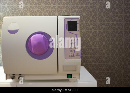 La sterilizzazione di strumenti medicali in autoclave, tenaglie per  manicure sullo sfondo di una autoclave medica Foto stock - Alamy