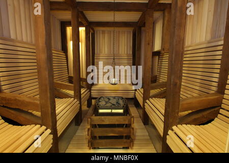 Sala sauna con sauna tradizionale accessori Foto Stock