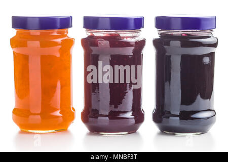 Gustosa confettura di frutti in vaso isolato su sfondo bianco. Foto Stock