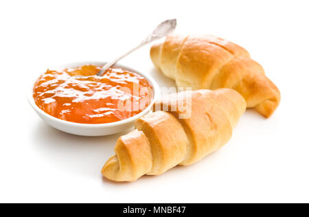 Dolce croissant burroso e confettura di frutti isolati su sfondo bianco. Foto Stock