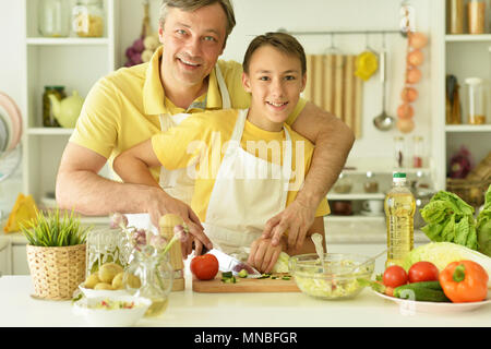 Padre e figlio cooking per colazione Foto Stock