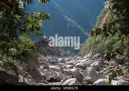 Il roccioso del fiume Urubamba a montuoso Aguas Calientes in Machu Picchu Distretto del Perù Foto Stock