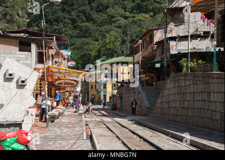 La montuosa Aguas Calientes in Machu Picchu Distretto del Perù Foto Stock