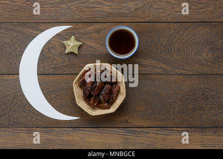 Table top visualizza immagine aerea di decorazione Ramadan Kareem holiday sfondo.piatto data di laici nel cestino di legno bianco con umore & star e tè sulla moderna ruggine Foto Stock