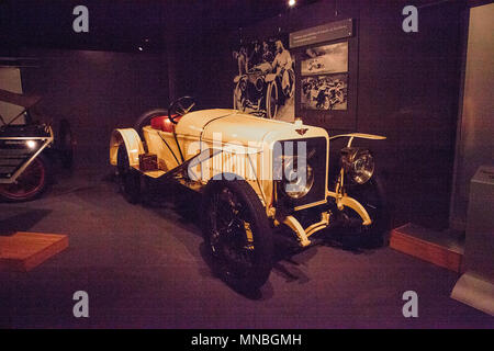 Naples, Florida, Stati Uniti d'America - 5 Maggio 2018: Giallo 1912 Hispano Suiza T-15 Alfonso XIII SWB visualizzata in giri Institute in Naples, Florida. Uso editoriale Foto Stock