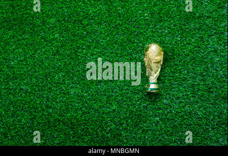 Table top visualizza immagine aerea o di calcio stagione calcistica concetto di sfondo.piatto accessori laici trophy sul artificiali erba verde lo sfondo.Free spac Foto Stock