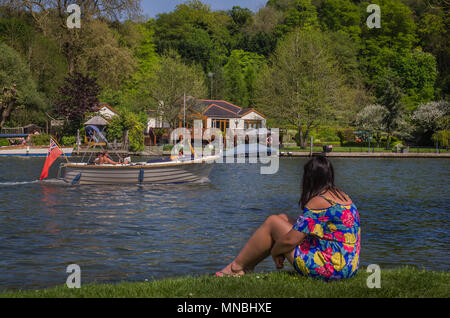 OXFORDSHIRE, Regno Unito - 06 Maggio 2018: ragazza rilassante a Henley on Thames. Henley è dominato da un bellissimo paesaggio di colline boscose. Foto Stock