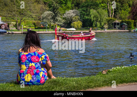 OXFORDSHIRE, Regno Unito - 06 Maggio 2018: ragazza rilassante a Henley on Thames. Henley è dominato da un bellissimo paesaggio di colline boscose. Foto Stock