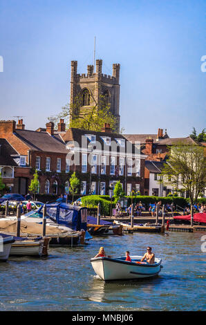 OXFORDSHIRE, Regno Unito - 06 Maggio 2018: Famiglia godendo di giornata di sole in barca a Henley on Thames. Henley è dominato da un bellissimo paesaggio delle colline di legno. Foto Stock