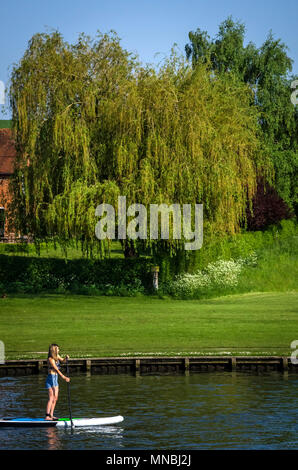 OXFORDSHIRE, Regno Unito - 06 Maggio 2018: Ragazza godendo di giornata di sole in barca a Henley on Thames. Henley è dominato da un bellissimo paesaggio della collina boscosa. Foto Stock