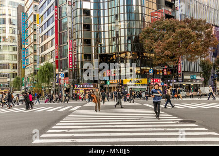 Strada trafficata scena nella capitale giapponese city Tokyo Giappone Foto Stock