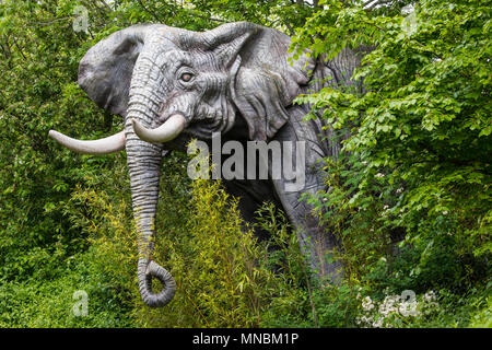 ESSEX, Regno Unito - 12 Maggio 2018: una statua di un elefante a Zoo di Colchester Essex, UK, il 12 maggio 2018. Foto Stock