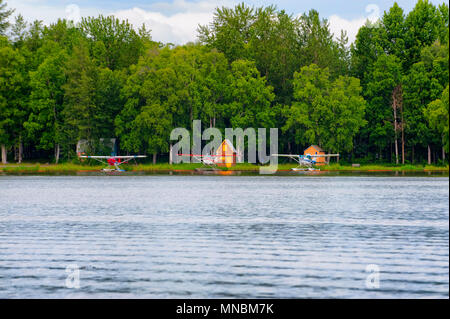 Il lago di cofano è un aeroporto di acqua situato ad Anchorage in Alaska dove solo idrovolanti sono ammessi sulla sua superficie per la fase di decollo e atterraggio. Foto Stock