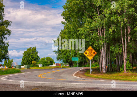 Segnaletica stradale sulla strada che corre lungo il lago di cappe rive avvertenza tutto il traffico è per dare agli aerei che utilizza il lago come un aeroporto. Foto Stock