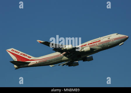 Air India Boeing 747 Jumbo Jet aereo di linea decolla dall'aeroporto di Londra Heathrow, Regno Unito. Boeing 747-400 VT-ESP nel cielo blu Foto Stock