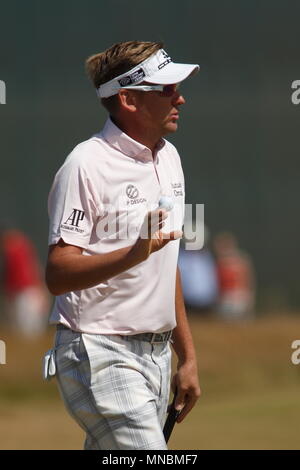 MUIRFIELD, Scozia - 20 Luglio: Ian Poulter reagisce alla folla dopo il suo putt a 1° verde durante il terzo round del Campionato Open 2013 a Muirfield Golf Club a luglio 20, 2013 in Scozia. Foto Stock