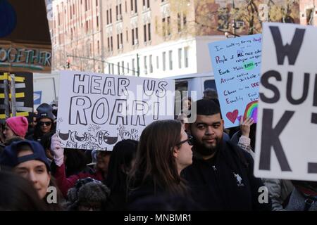 New York, Stati Uniti d'America. 15th. Maggio, 2018. FILE foto: un round-up delle donne l'azione di protesta(s) contro il presidente statunitense Donald Trump durante il suo primo anno di presidenza mi Foto Stock