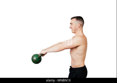 Forte giovane oscillazione un kettlebell. Forza e motivazioni. Foto Stock