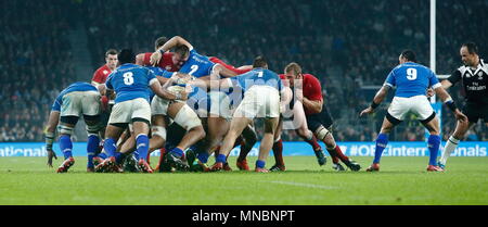 L'Inghilterra del Chris Robshaw (il flanker e capitano) in scrum durante la QBE confronto internazionale tra Inghilterra e Samoa a Twickenham Stadium. Londra, Inghilterra. 22 Novembre 2014 Foto Stock