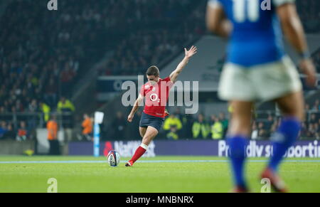 L'Inghilterra del George Ford (Fly metà) converte il provare durante la QBE confronto internazionale tra Inghilterra e Samoa a Twickenham Stadium. Londra, Inghilterra. 22 Novembre 2014 Foto Stock