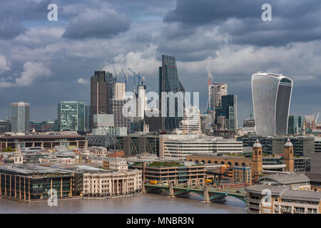 Vista aerea del nord del fiume Thames, London grattacieli, Southwark Bridge di Londra. Foto Stock