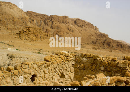 L'arido deserto di montagna a Qumran lo storico sito archeologico dei Rotoli del Mar Morto in Israele Foto Stock