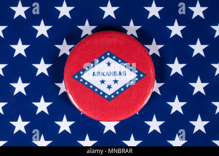 LONDON, Regno Unito - 27 APRILE 2018: il simbolo dello stato di Arkansas, nella foto sopra la bandiera degli Stati Uniti d'America, il 27 aprile 2018. Foto Stock