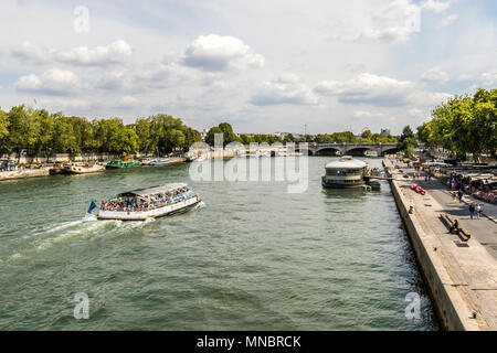 Tour barche sul fiume Senna a Parigi Francia. Foto Stock