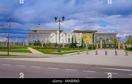 MINSK, Bielorussia - 01 Maggio 2018: il Palazzo della Repubblica è un bielorusso il centro culturale e commerciale situato sulla piazza di Ottobre di Minsk. Foto Stock
