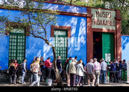 Città del Messico, messicano, ispanico, Coyoacan, del Carmen, Museo Frida Kahlo, Museo Frida Kahlo, la Casa Azul, Casa Blu, esterno, ingresso, linea, coda, uomo Foto Stock