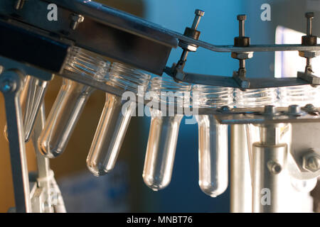 La produzione di bottiglie di plastica la linea Foto Stock