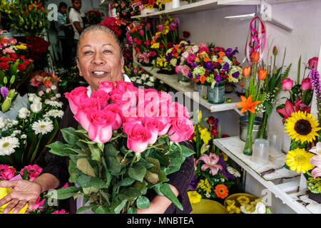 Città del Messico, ispanico etnia Alvaro Obregon San Angel, mercato dei fiori Mercado de Flores, fiorista, bouquet, disposizione floreale, venditori venditori vendere, st Foto Stock