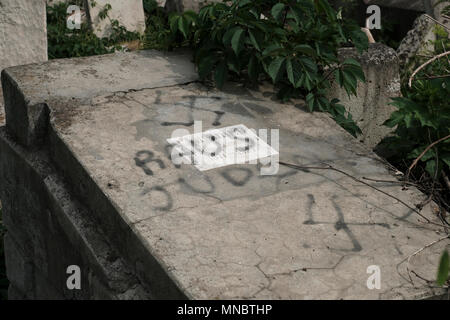 Una tomba desecrata con la svastika nazista e una frase in tedesco 'Raus Juden' presso il cimitero ebraico uno dei più grandi cimiteri ebrei in Europa nella città di Chisinau anche noto come Kishinev, la capitale della Repubblica di Moldova Foto Stock