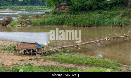 Il bambù ponte sopra il Nam Kahn fiume vicino alla confluenza con il fiume Mekong a Luang Prabang, Laos Foto Stock