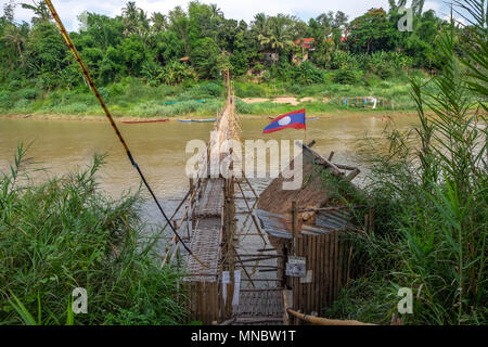 Il bambù ponte sopra il Nam Kahn fiume vicino alla confluenza con il fiume Mekong a Luang Prabang, Laos Foto Stock